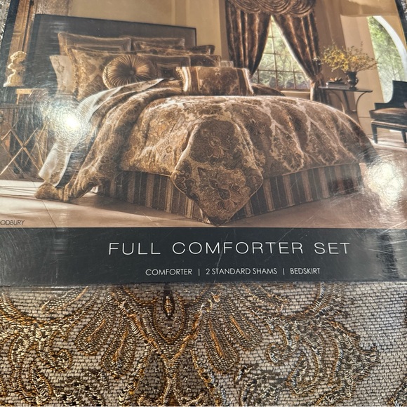 J. Queen New York Full Size Comforter Set Woodbury new